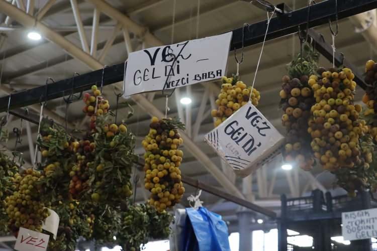 <p><strong><span style="color:#A52A2A">TEZGAHLARDA YERİNİ ALDI</span></strong></p>

<p>Bir yıl aranın ardından olgunlaşan üvez meyvesi, geçtiğimiz yıl ağustos ve eylül aylarında toplanıp çürümeye bırakılmasının ardından bu sezon Sivas’ta tezgâhlarda yeniden yerini aldı.</p>
