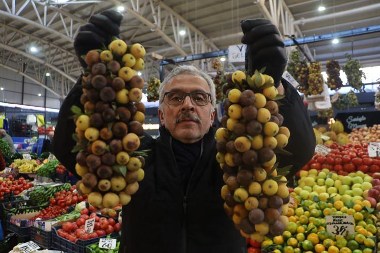 <p>Sivas’ta esnaflık yapan Ahmet Şarkışla vezin kış meyvesi olduğunu söyleyerek, <strong>"Vatandaş vezi aldıktan sonra karanlık bir odaya koyar.<span style="color:#A52A2A"> 1-2 günde değil, 30 gün boyunca tüketilir. </span>10 ve 11. aylarda, Tokat - Sivas arasında ve yüksek kesimlerde çıkar. Her köyde bulunmaz. Vezi kış meyvesi olarak adlandırırız. Yetişkin insanlar veziyi daha iyi bilirler. Soğuk algınlığına, sindirim sistemine ve bağışıklığa da iyi gelir."</strong> dedi.</p>

<p> </p>
