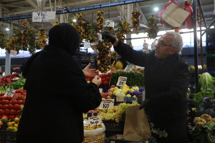 <p><span style="color:#A52A2A"><strong>"BİR SENE BEREKETLİ, DİĞER SENE DAHA AZ YETİŞİR"</strong></span></p>

<p>Meyvenin iki yılda bir yetiştiğine dikkkat çeken Şarkışla, <strong>"Bir sene bereketli olur, diğer sene daha az yetişir. Olgunlaşınca tezgaha asarız, simsiyah olunca yenir. Bağın tanesi yaklaşık 2 kilogram, vatandaş bunu 1 ayda tüketmeli. Geçen sene bu zamanlarda 150 liraydı, şimdi ise 300 liraya kadar çıktı. Bu yıl dökümü daha az olduğu için fiyatı yükseldi. 500 kilogram çıkan yerde şu an 50 kilogram toplandı."</strong> diye belirtti.</p>
