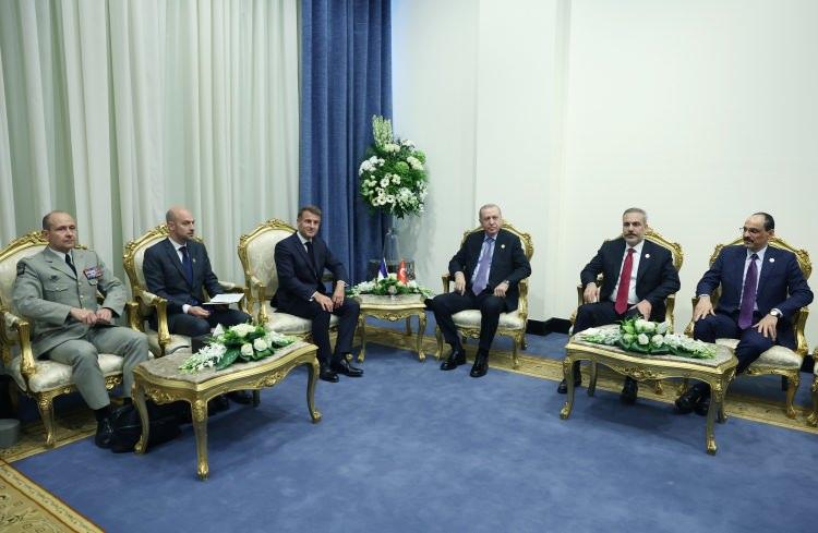 <p><span style="color:#B22222"><strong>İSRAİL'İN ŞARTLARA UYMAYABİLECEĞİ ENDİŞESİ</strong></span></p>
<p> </p>
<p>ABD Merkezli Washington Post Gazetesi, "Trump Ortadoğu'da dönüştürücü bir barış hedeflerken, İsrail ile Arap liderler arasında kilometrelerce mesafe var" manşetini kullandı.</p>