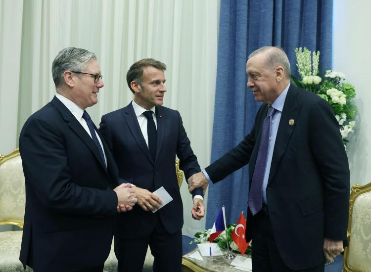 <p>ABD merkezli haber kuruluşu Politico'nun Avrupa baskısı ise haberi, "<strong><em>Erdoğan, Meloni'nin sigarayı bırakmasını istiyor fakat Macron, bunun ümitsiz vaka olduğu görüşünde."</em></strong> başlığıyla sundu.</p>
<p> </p>