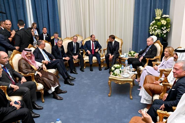<p>Ortadoğu'yu derinden etkileyen Gazze Barış Zirvesi, dünya basınının manşetlerini doldurdu. </p>
<p>Deklarasyon metninin ardından manşetlerde ortak bir soru vardı, sonraki adım ne?</p>