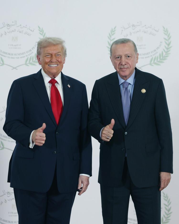 <p>Le parisien, <strong><em>"Abbas onunla görüşmeye hazırdı, Netanyahu neden Mısır'a gitmedi"</em></strong> başlıklı yazısında, <strong><em>"Türk baskısı ve Irak tehdidi"</em></strong> ile Netanyahu'nun geri döndürüldüğünü yazdı.</p>
<p> </p>
<p>La liberation (liberasyon) Gazetesi de manşetinde, "İsrail-Gazze savaştan sonraki ilk gün" ifadelerine yer verdi. Haberde "Türkiye, Netanyahu'nun Gazze zirvesine katılmasını engellemek için lobi faaliyetlerinde bulundu" ifadelerine yer verildi.</p>