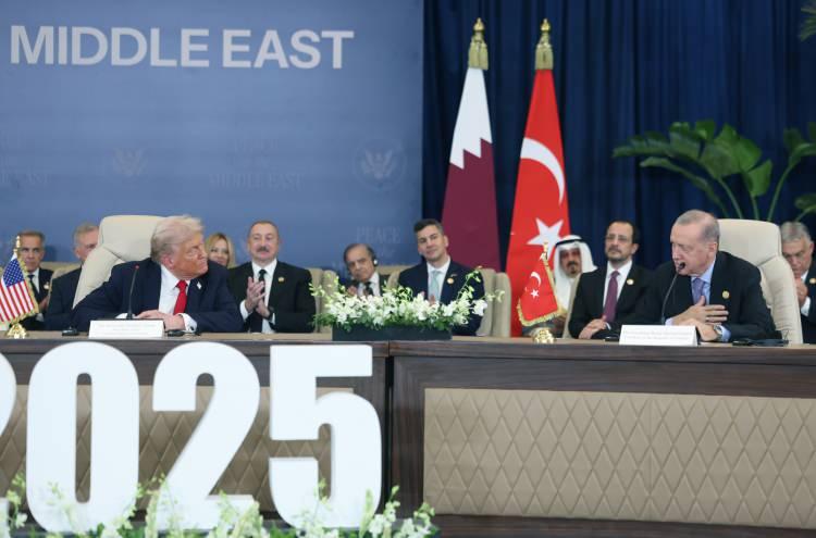 <p>Gazete, ABD Başkanı Donald Trump'ın İsrail'e barış anlaşmasında şartları kabul etmesi için baskı yaptığını ama İsrail'in bu şartlara uymayabileceği endişesini yazdı.</p>
<p> </p>