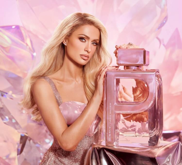 <p><strong>2000'li yıllarının en tanınan figürlerinden biri olarak adından söz ettiren Paris Hilton, modaya yön veren tarzı, reality şovları, renkli kişiliğiyle ilgi odağı haline geliyor.</strong></p>
