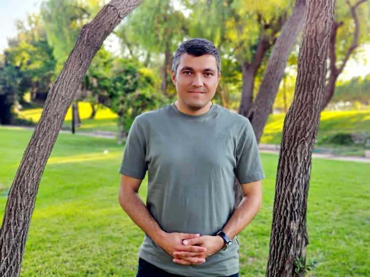 <p>Bir vatandaşın 10 Ekim'de Cumhurbaşkanlığı İletişim Merkezi'ne (CİMER) yaptığı şikayetle olay gün yüzüne çıktı. Şikayette, "Antalya ili Tuzcular Mahallesi'nde yer alan, Vakıflar'a ait C.C. iş yerinin bulunduğu burca klima dış ünitesi takılması, taşların delinmesi kabul edilebilir bir durum değildir. Bu işlemi yapan ve yaptıranlar hakkında gerekli işlemler yapılmalı, klima kaldırılmalı, tarihimizin zarar görmemesi sağlanmalıdır" ifadeleri yer aldı.</p>
<p> </p>