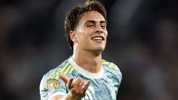 <p>Bu sezon FIFA Kul&uuml;pler D&uuml;nya Kupası da dahil olmak &uuml;zere 12 ma&ccedil;a &ccedil;ıkan 20 yaşındaki futbolcu, 5 gol - 6 asistlik bir performans sergiledi.</p>
