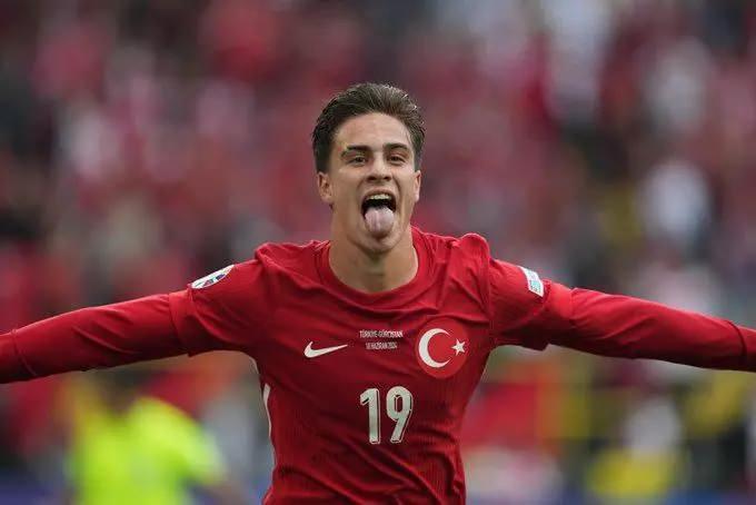 <p>Bir sonraki galeri...<br />
<br />
<br />
Arda G&uuml;ler tahtını kaybetti! Kenan Yıldız, değerini katlayarak T&uuml;rk futbol tarihine ge&ccedil;ti</p>
