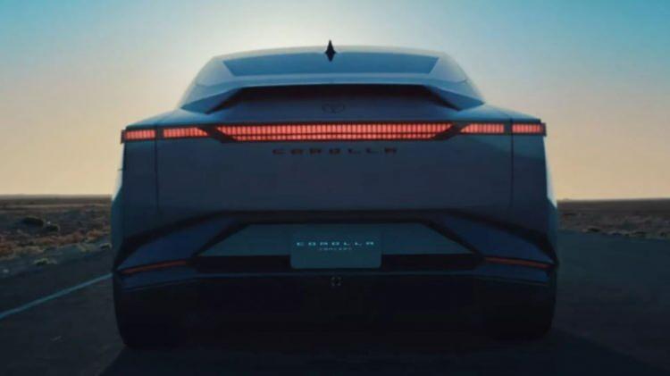 <p>Toyota’nın süper otomobili hâlâ ortaya çıkmazken, Japonya’daki canlı yayında dikkat çekici birkaç model yer aldı. Lexus LS altı tekerlekli minivanı ve yükseltilmiş Century coupe ile birlikte yeni Corolla da podyuma çıktı.</p>
<p> </p>