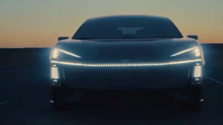 <p>Ancak en dikkat çeken detay, ön çamurluğa konumlandırılan yakıt kapağı. Bu ayrıntı, karşımızda bir elektrikli otomobilin olduğunu güçlü biçimde düşündürüyor. Teknik olarak, plug-in hibrit bir seçenek de söz konusu olabilir. Elektrikli bir Corolla kesin gibi görünse de, içten yanmalı motorlu bir Corolla’sız gelecek pek mümkün görünmüyor. </p>
<p> </p>