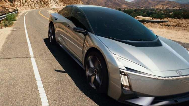 <p>Şu an için görücüye çıkan yeni Corolla hakkında çok fazla ayrıntı bilinmiyor. Ancak olasılıklar arasında, elektrikli Corolla’nın neredeyse aynı görünümde bir benzinli kardeşiyle yan yana satılması da var.</p>
<p> </p>