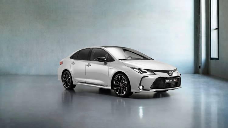 <p>Yeni Corolla, etkinlikte konsept olarak gösterildi. Ancak araç konsept olarak adlandırılsa da, geleneksel yan aynalara yer verilmesi, modelin seri üretime çok yakın olduğunu da işaret ediyor.</p>
<p> </p>