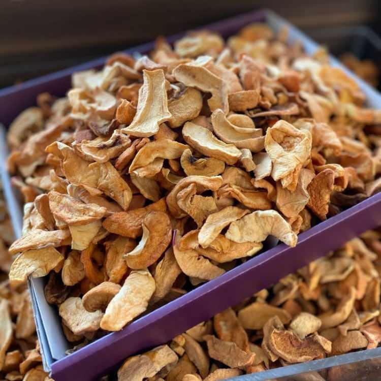 <p>Doğal beslenmeye yönelim arttıkça, kurutulmuş meyveler yeniden sofraların vazgeçilmezi haline geldi. Bu meyveler arasında ise elma kurusu, hem aroması hem de sağlığa sunduğu sayısız faydayla öne çıkıyor.</p>
<p>Uzmanlara göre elma kurusu; bağışıklık sistemini güçlendiriyor, kan şekerini dengeliyor ve sindirim sistemini destekliyor. İçeriğindeki yüksek lif oranı, uzun süre tokluk hissi vererek kilo kontrolüne yardımcı oluyor.</p>