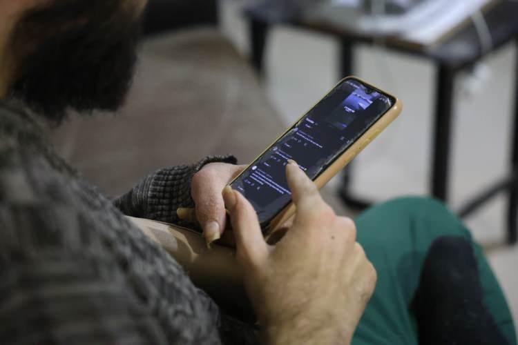 <p>Depremin ardından yaşama hevesini kaybeden ve okuduğu üniversiteyi yarıda bırakarak sürekli bilgisayar ve cep telefonuyla oynamaya başlayan Barış Özbay, sanal dünyaya bağımlı hale geldi. </p>