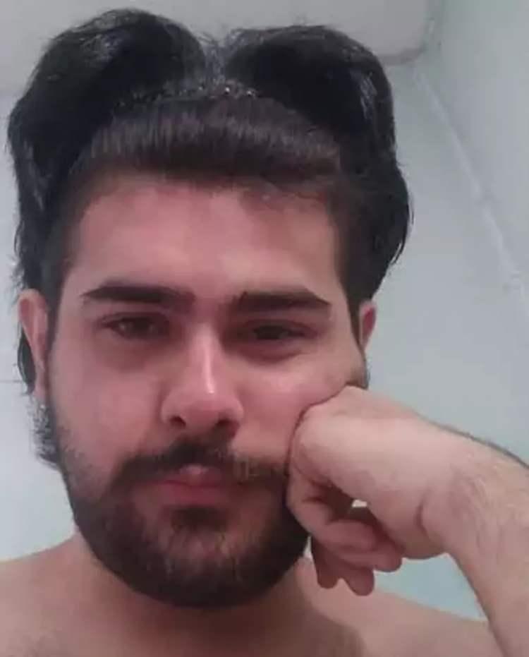 <p><strong>"DEPREMDEN &Ouml;NCE HER ZAMAN BAKIMLIYDI"</strong></p>

<p>Barış'ın depremden sonra &ccedil;ok değiştiğini anlatan arkadaşı Furkan &Ccedil;akmak, "Ben Barış'la ortaokul arkadaşıyım, birlikte b&uuml;y&uuml;d&uuml;k. Kendisinin derslerle arası iyi değildi ama her şeye kafası &ccedil;alışıyordu. Kendisi daha &ccedil;ok bilgisayar ve&nbsp;<a href="https://www.milliyet.com.tr/bilgi-rehberi/telefon-kodu/" target="_blank">telefon</a>&nbsp;oyunları oynuyordu. İngilizce altyazılı filmler izleyerek biraz İngilizce de &ouml;ğrenmişti. Hayata karşı neşesi ve heyecanı azalmıştı. Kendisinin psikolojik sorununun &ouml;tesinde sanki kendisiyle &ccedil;&ouml;zemediği sorunları vardı. Bu y&uuml;zden onu hi&ccedil; yalnız bırakmadık ve arkadaşları olarak yanında olarak elimizden geleni yaptık. &Uuml;niversite sonrası bizler dağılınca kendisi yalnız kaldı. Yalnızlaşınca da kendisini daha fazla eve kapattı. Depremden &ouml;nce her zaman bakımlıydı ve normal sıradan insanlar gibi duş alırdı ve duş almayı &ccedil;ok severdi. Bizler &uuml;niversiteye gidince kendisinin hayata bakış a&ccedil;ısı &ccedil;ok değişti. Eskisi gibi duş almak istemiyor. Deprem de olunca tamamen kendisini kapattı. Bir şansının olamayacağını d&uuml;ş&uuml;nd&uuml;ğ&uuml; i&ccedil;in hayata karşı kendini kapattı. Yaklaşık 3 yıldır tırnaklarını kesmiyor ve bakımını yapmıyor. Eski g&uuml;zel g&uuml;nlere d&ouml;nmeyi istiyoruz" şeklinde konuştu.</p>
