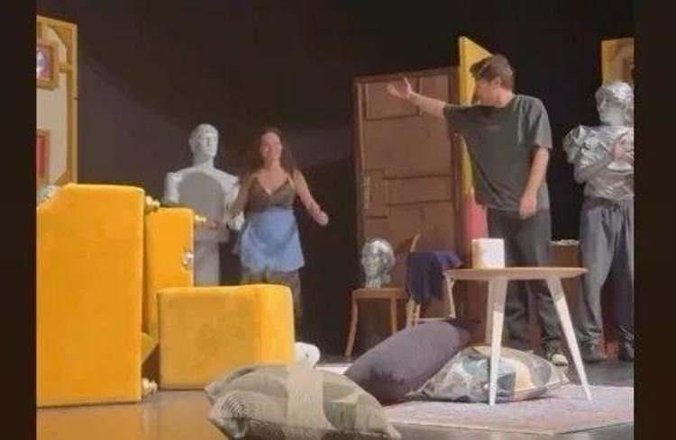 <p><strong>Ancak Sabah Gazetesi'nin haberine göre; oyun sırasında Güleç, rol gereği sahnedeki masayı kaldırıp yere fırlattı ve o an masanın üzerindeki çivi fırladı. </strong></p>
