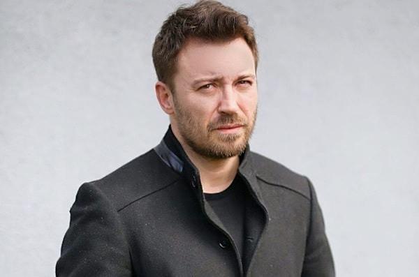 <p><strong>Acı içinde kıvransa da kimseye durumu belli etmeden oyunu tamamlayan ünlü oyuncu, ışıklar kapanınca topallayarak içeri girdi ve apar topar hastaneye gitti.</strong></p>
