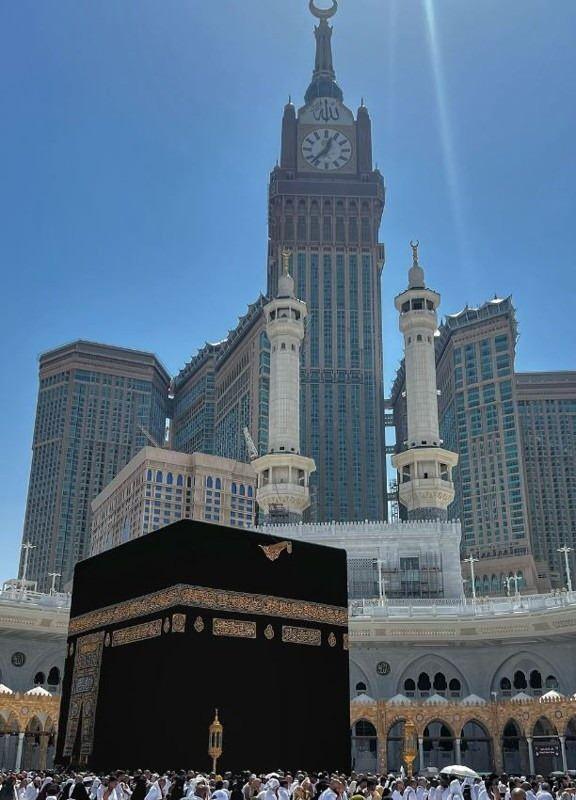 <p>"De ki (Allah şöyle buyuruyor); 'Ey kendi aleyhlerine olarak günahta haddi aşan kullarım! Allah'ın rahmetinden ümit kesmeyin. Şüphesiz Allah bütün günahları bağışlar. Çünkü O, çok bağışlayandır, çok merhamet edendir."</p>
<p> </p>