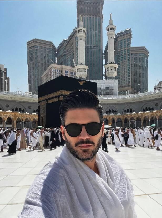 <p>Sayışman, Kâbe önünde çektirdiği fotoğrafa Zümer Suresi'nin 53'üncü ayetini not düşerek duygularını şu sözlerle ifade etti;</p>