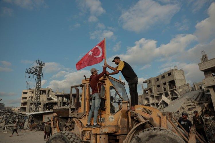 <p>İHH İnsani Yardım Vakfı, işgalci İsrail’in saldırıları sonucu büyük yıkıma uğrayan Gazze’de yeni bir çalışma başlattı.</p>