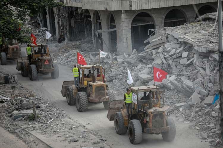 <p>Vakıf, Gazze’nin kuzeyinde çevre temizliği, yol açma ve enkaz kaldırma çalışmaları yürütüyor.</p>
<p> </p>
<div> </div>