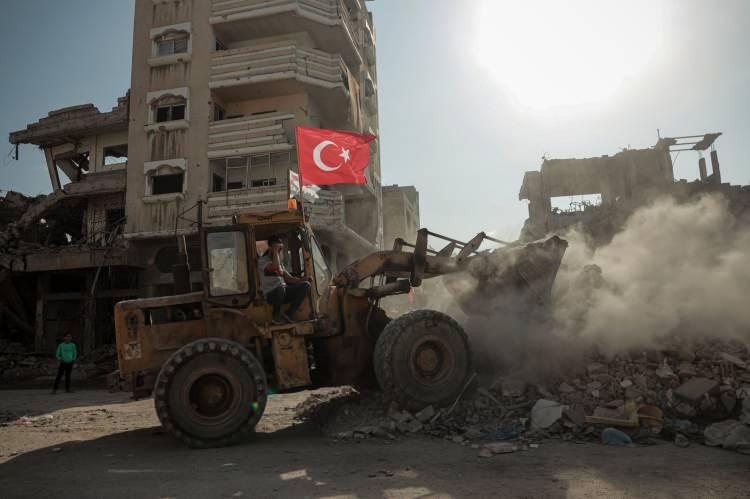 <p><strong>TÜRK BAYRAKLARIYLA AĞIR İŞ MAKİNELERİ DEVREDE </strong></p>
<p>Çalışmalar ile bölge halkının yaşam alanlarının yeniden kullanılabilir hale getirilmesi hedefleniyor.</p>
<p>Siyonist saldırıları sebebiyle enkazlarla kaplanan cadde ve sokakların yeniden ulaşıma açılması için ağır iş makineleri sahada aktif şekilde görev yapıyor.</p>