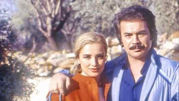 <p>Emre, <strong>şan dersine ihtiyacı olmadığını</strong> da belirterek, <span style="color:#800080"><em><strong>"Şarkılarımı dinleyenler 'Dişi Gencebay geliyor' diyor" </strong></em></span>diyerek iddiasını ortaya koydu.</p>