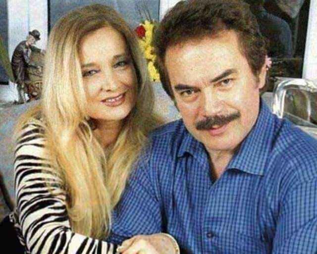 <p>Önceki röportajlarında gençlik yıllarında <strong>Cevdet Kozanoğlu, Saffet Gündeğer ve Metin Bükey</strong> gibi usta isimlerden eğitim aldığını, bir albüm hazırlığı içindeyken <strong>Orhan Gencebay'ın isteği üzerine bu hayallerini yarıda bıraktığını</strong> açıklayan Sevim Emre, <span style="color:#800080"><em><strong>"Orhan Bey bana 'Bir evde iki sanatçı olmaz' deyince müzikten uzaklaştım" </strong></em></span>diye itirafta bulunmuştu.</p>