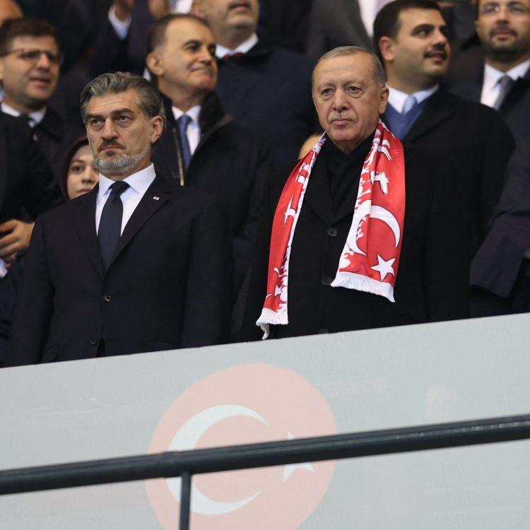 <p>Cumhurbaşkanı Recep Tayyip Erdoğan, karşılaşmayı tribünden takip etti.</p>