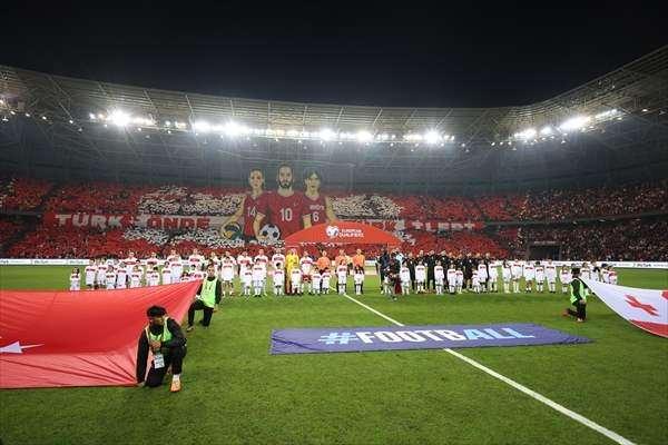 <p>Ayrıca görsellerin altında bulunan pankartta da 'Türk önde Türk ileri' yazısı yer aldı.</p>
