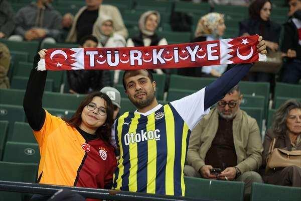 <p>Sadece Kocaeli'den değil, çevre illerden maçı takip etmeye gelen taraftarlar, ay-yıldızlılardan galibiyet beklediklerini söyledi.</p>
