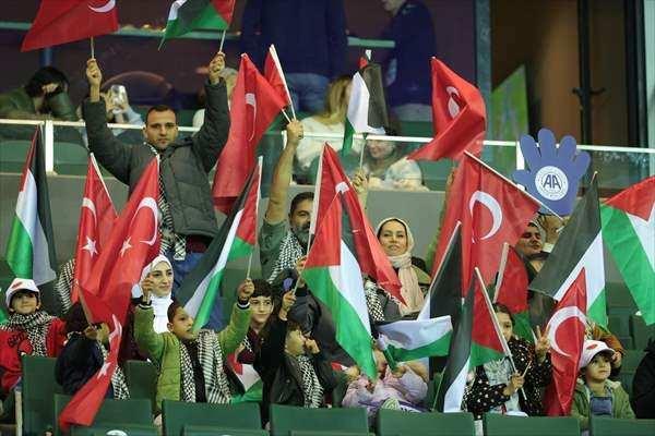 <p>Mücadeleyi Filistinli çocuklar da aileleriyle birlikte tribünden takip etti.</p>
