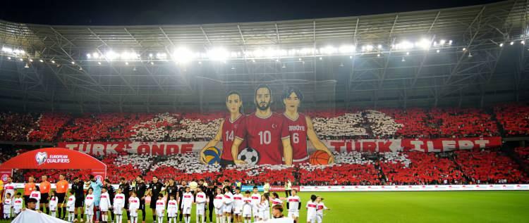 <p>Filistinli çocuklar ayrıca karşılaşma öncesinde de milli futbolcularla birlikte sahaya seremoniye çıktı.</p>