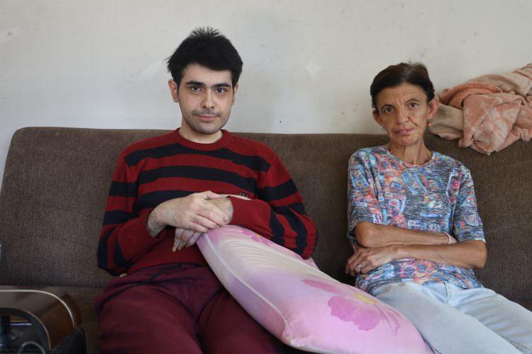 <p>Kahramanmaraş merkezli 6 Şubat depremlerinin ardından evini kaybeden anne Semra Özbay (50) ve oğlu <em><strong>Barış Özbay, </strong></em>Defne ilçesinde hayata birlikte tutunuyorlar.</p>