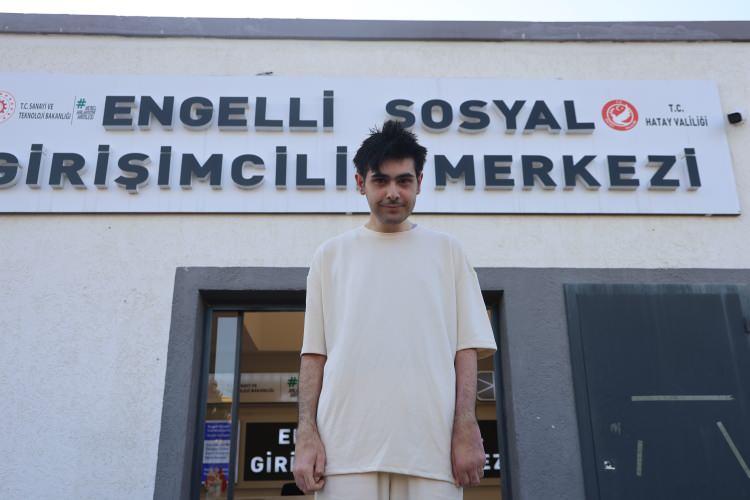 <p><span style="color:#A52A2A"><strong>"HİÇBİR ŞEY YAPMAK İSTEMİYORUM"</strong></span></p>
<p><strong>Ben ilk röportajda dediğim gibi hiçbir şey yapmak istemiyorum, tedavi olmak istemiyorum. Herkes sağlık sorunumu yüzünden böyle olduğumu düşünüyor ama evde oturduğum için sağlık sorunum bu şekilde oldu. <span style="color:#A52A2A">İyileşince hiçbir şey değişeceğini düşünmüyorum.</span> Düşüncelerimi hala aynı bir şey yapmak istemiyorum. Hayat yaşamaya değmez. Hayatı yaşamaya gerek yok."</strong></p>