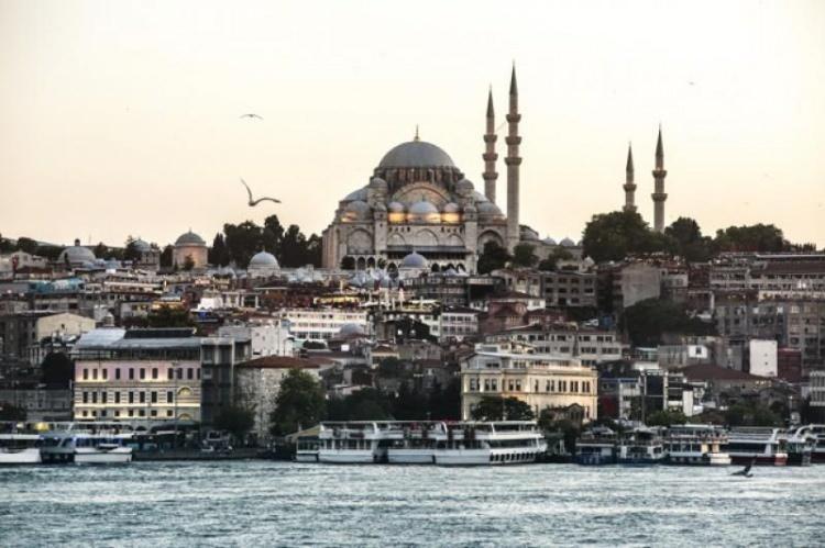 <p>Uzmanlar, <strong>hava kirliliğinin başlıca sebepleri</strong> arasında <strong>durgun rüzgarlar</strong>, <strong>ısınma amacıyla kullanılan düşük kaliteli yakıtlar</strong> ve <strong>araç egzozları</strong>nı gösterirken, Türkiye'nin en kirli hava koşullarına sahip illerini de ortaya çıkardı.</p>

