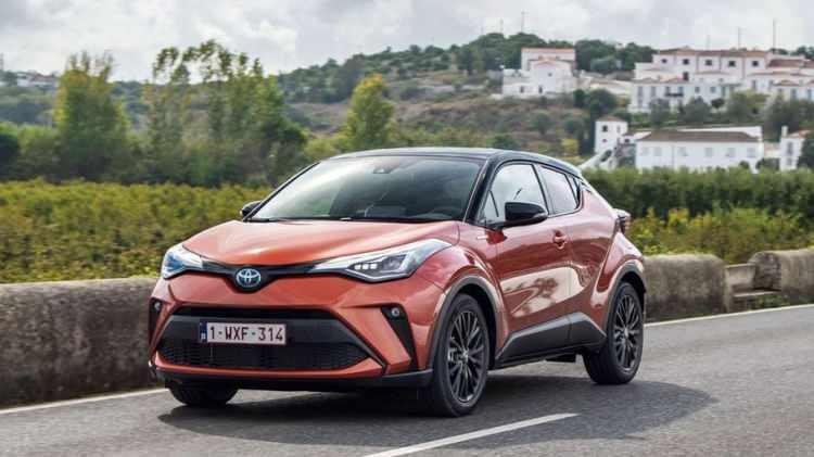 <p><span style="color:#B22222"><strong>7)  TOYOTA C-HR</strong></span></p>
