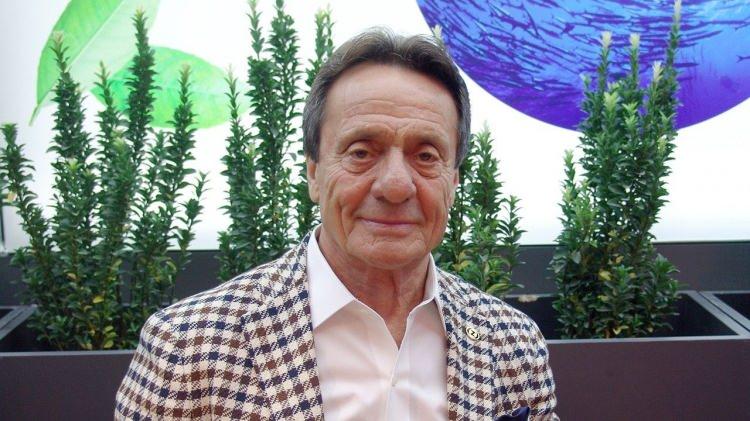 <p><strong><span style="color:#B22222">35) AHMET NAZIF ZORLU</span> | 950 MİLYON DOLAR</strong></p>
<p> </p>
<p><strong>Zorlu Holding</strong><br />
Yaş: 80</p>