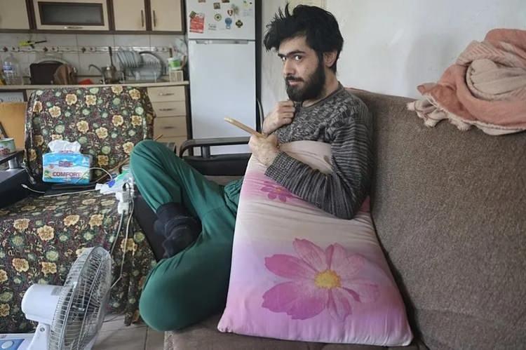 <p>Kahramanmaraş merkezli depremlerde yakınlarını kaybederek büyük bir travma yaşayan Barış Özbay, bu durumun ardından eğitimini yarıda bırakmıştı.</p>