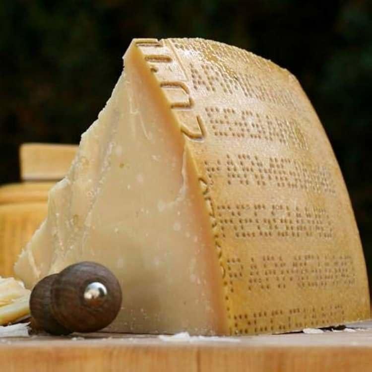<p><strong>Marka tescili sahteciliğe karşı önemli bir savunma mekanizması olsa da ileri teknolojiyle sorunu kökünden çözmek isteyen Parmigiano Reggiano üreticileri, peynirin kazein etiketine yenebilir bir mikroçip yerleştirmeye başladı.</strong></p>
