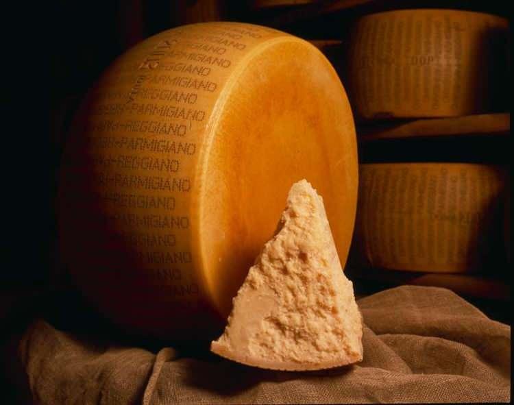 <p><strong>Aynı zamanda peynirin üretim aşaması da sıkı bir şekilde Parmigiano Reggiano Peynir Konsorsiyumu tarafından denetleniyor.</strong></p>