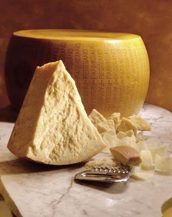 <p><strong>Her ne kadar 40 kiloluk bir peynir tekerleğinin sahtesini üretmek kolay olmasa da, sahte parmesan pazarının yıllık değerinin yaklaşık 2 milyar dolar olduğu öne sürülüyor.</strong></p>