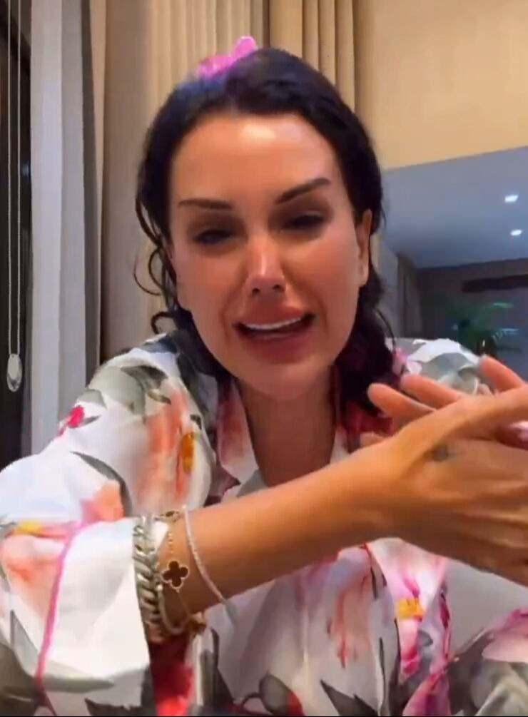 <p>Uyuşturucu testi pozitif çıkan isimlerin Dilan Polat sosyal medya hesabından yayımladığı video ile test sonucuna tepki gösterdi. Polat ağlayarak, <strong><em>"Benim kanımda, saçımda çıkabilecek tek şey ilaçlarımın ismini vermek istemiyorum, yeşil reçeteli ilaçlardan başka bir şey çıkmaz"</em></strong> dedi.</p>