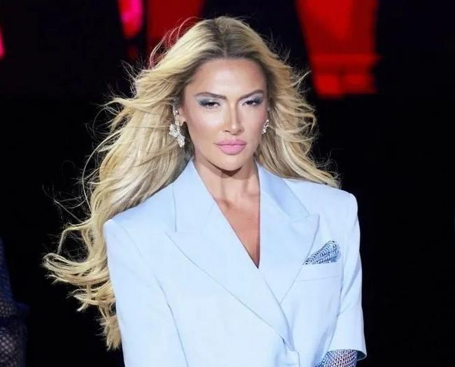 <p>REKOR HADİSE'DE</p>

<p>Geçtiğimiz günlerde ünlülere yapılan uyuşturucu operasyonu kapsamında ifade veren ünlü şarkıcı Hadise aylık gelirim 800 bin TL ifadesiyle tepki çekmişti. </p>
