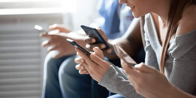 <p>Teknolojinin gelişmesiyle birlikte akıllı telefonlar, artık yalnızca iletişim aracı olmaktan çıktı; sosyal yaşamın, iş dünyasının ve eğlencenin merkezine yerleşti. Ancak uzmanlar, bu cihazların beyin üzerindeki olumsuz etkilerine karşı uyarıyor.</p>