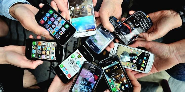 <p>Yapılan araştırmalara göre, 15 yaş ve üzeri bireyler her gün ortalama 3 saat 21 dakikasını telefon başında geçiriyor. Bu süre, özellikle gençlerde dikkat süresinin azalmasına, hafıza performansında düşüşe ve odaklanma bozukluklarına neden olabiliyor.</p>