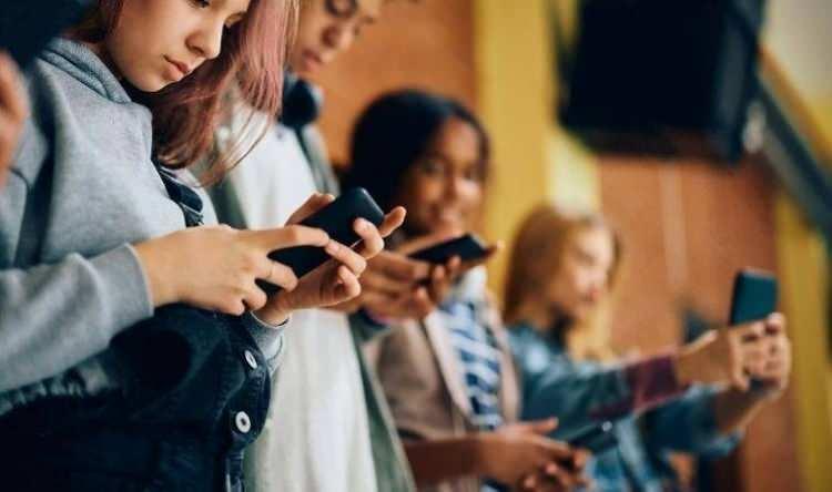 <p>Gün içinde belirli saatlerde telefonu kapatmak, ekran süresi uygulamalarıyla kullanım takibi yapmak ve özellikle uyku öncesi telefon kullanımını durdurmak bu etkileri azaltabiliyor.</p>