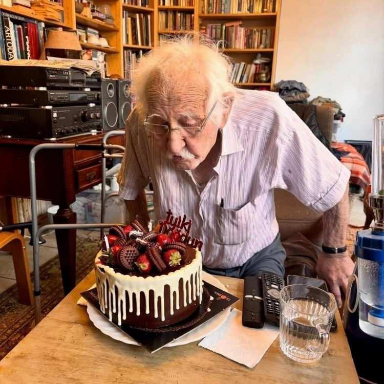 <p>Geçen ay 90'ıncı yaşını kutlayan Arif Erkin Güzelbeyoğlu hayatını kaybetti.</p>
<p> </p>
<p> </p>