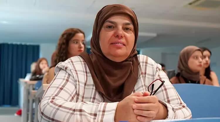 <p><em><strong><span style="color:#800080">Antalya'da yaşayan 53 yaşındaki Meryem Varlık, yarım kalan eğitim hayalini 38 yıl sonra gerçekleştirdi. Pandemi de liseyi bitirip YKS'ye giren Varlık, şimdi çocuklarının mezun olduğu üniversitede öğrenci!</span></strong></em></p>
