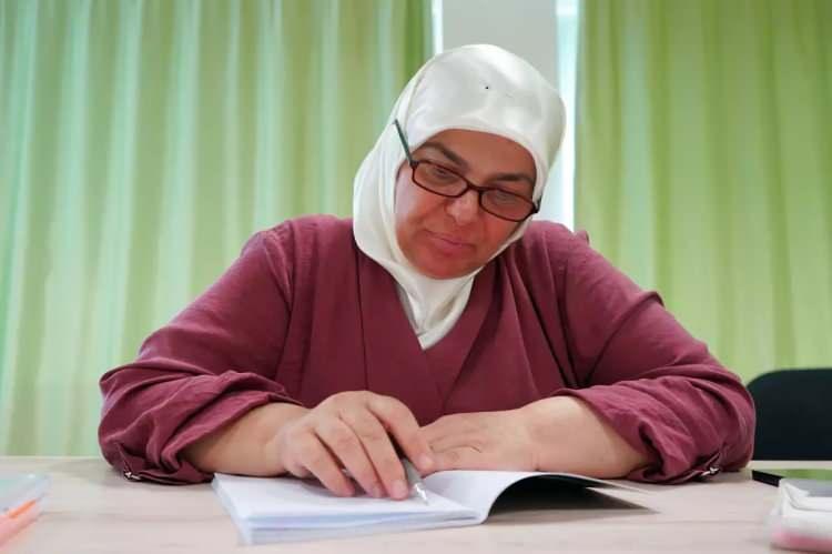 <p>Antalya'da yaşayan <strong>53 yaşındaki Meryem Varlık</strong>, gençliğinde <strong>imkansızlıklardan dolayı yarım bıraktığı eğitim hayallerini 38 yıl sonra</strong> gerçeğe dönüştürdü. <strong>Pandemi döneminde dışarıdan lise eğitimini</strong> tamamlayan Varlık, <strong>üniversite sınavına girdi</strong> ve <strong>kızının mezun olduğu bölümü kazandı.</strong></p>
